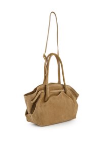 Hellbraune Wildleder-Handtasche mit zwei kurzen Henkeln, einem langen Riemen und einem weichen, strukturierten Design. Verfügt über gefaltete Akzente und einen offenen oberen Abschluss.