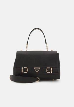 Sac à main texturé noir avec poignée supérieure, bandoulière amovible, deux boucles dorées et un logo triangulaire Guess sur le rabat avant.