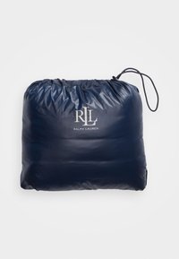 Marinblå dragsko-påse med Ralph Lauren "RLL"-logotyp tryckt i vitt på framsidan, mot en enkel vit bakgrund.