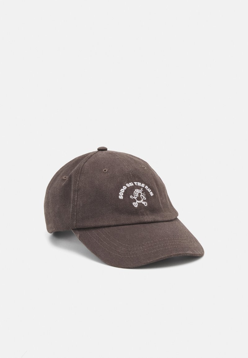 Ruskea puuvillainen baseball-hattu, jossa on silkattuja graafisia kuvastoja ja tekstimuotoilu edessä. Kaareva lippa ja säädettävä hihna takana.