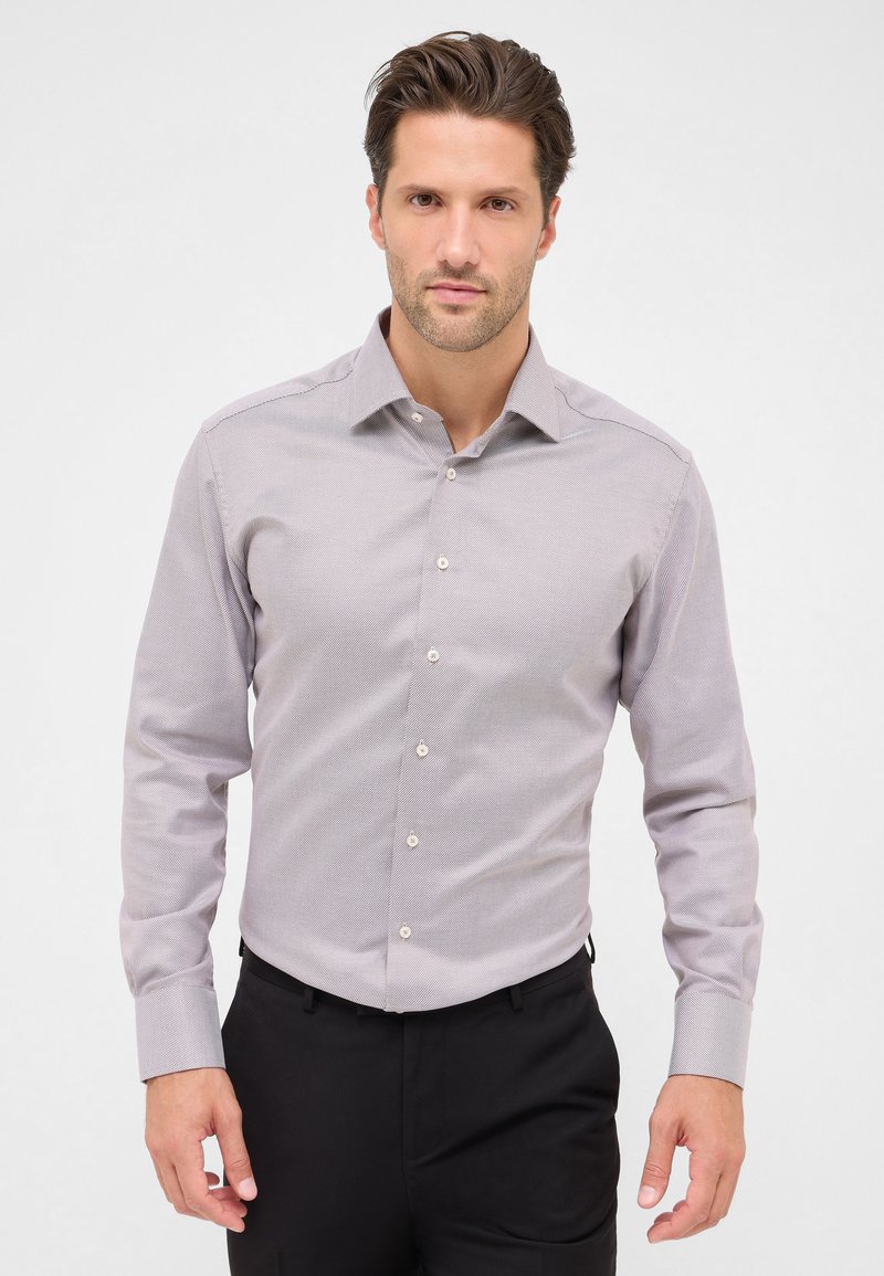 Lichtgrijze button-up overhemd met een subtiel zigzagpatroon, lange mouwen en een klassieke kraag, gecombineerd met zwarte broek.