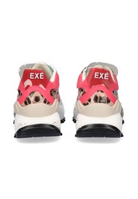 Zapatillas con un diseño de estampado animal y color rosa, con un contrafuerte gris, suela negra y media suela blanca con superficie texturizada.