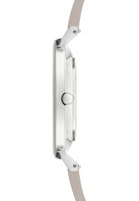 Zilveren metalen horloge met een slank profiel, ronde kast en een beige leren band. Beschikt over een gestructureerde kroon en gepolijste oppervlakken.