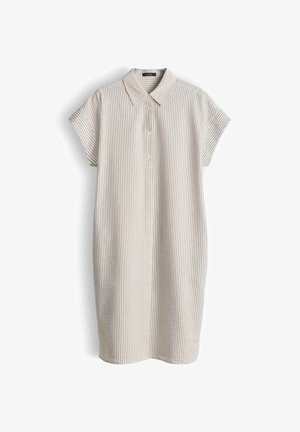 Kurzärmeliges, knielanges, hellbeiges Kleid mit vertikalen Streifen, einem Kragen und einer dreiknöpfigen Knopfleiste vorne.