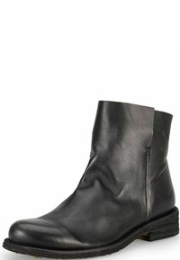 Bottine en cuir noir avec une texture légèrement froissée, talon en bois empilé, et un design minimaliste. Couture latérale visible.