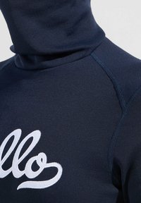 Navyblauer Rollkragenpullover aus geripptem Stoff mit weißem gesticktem Text "hello" und sichtbaren Nahtdetails an den Schultern.