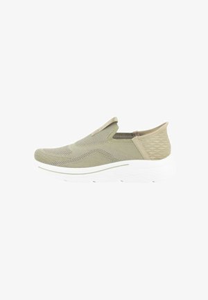 Zapatilla deportiva de tipo slip-on en malla color oliva claro, con un talón texturizado, suela blanca acolchada y lados elásticos para ponérselas fácilmente.