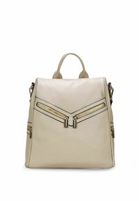 Zaino in pelle beige con cerniere frontali angolari e accessori oro. Presenta due manici superiori e tasche laterali con cerniera. Design strutturato.