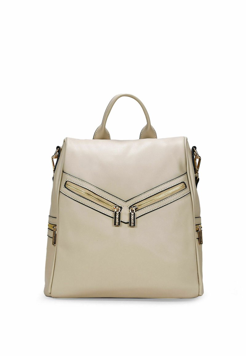 Zaino in pelle beige con cerniere frontali angolari e accessori oro. Presenta due manici superiori e tasche laterali con cerniera. Design strutturato.