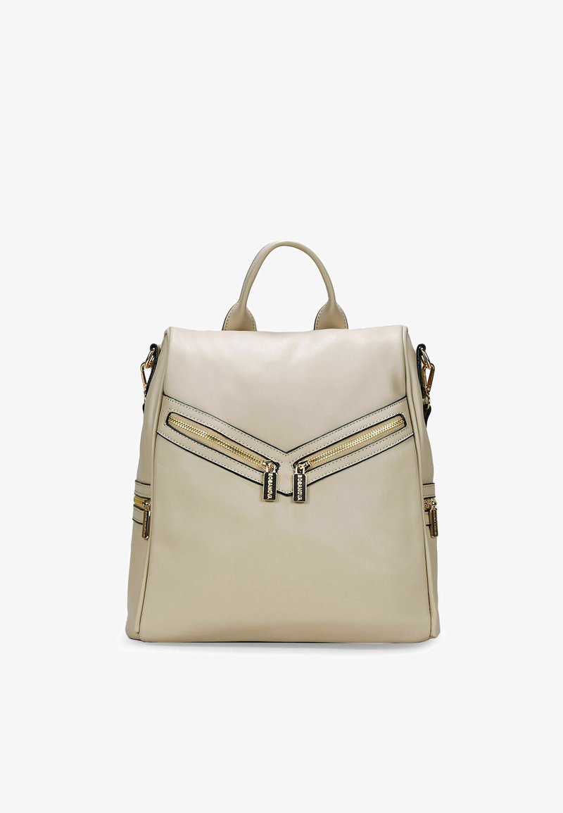 Zaino in pelle beige con cerniere frontali angolari e accessori oro. Presenta due manici superiori e tasche laterali con cerniera. Design strutturato.