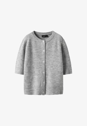 Cardigan en tricot gris avec un col rond, des manches courtes et une fermeture à boutons. Texture douce, poignets et ourlet côtelés, et design simple.