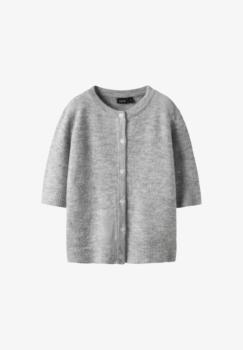 Cardigan en tricot gris avec un col rond, des manches courtes et une fermeture à boutons. Texture douce, poignets et ourlet côtelés, et design simple.