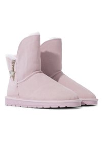 Botines de ante rosa con forro de felpa, puntera redondeada y un acento decorativo de cremallera en forma de estrella en el lateral. Presentan una suela plana de goma.