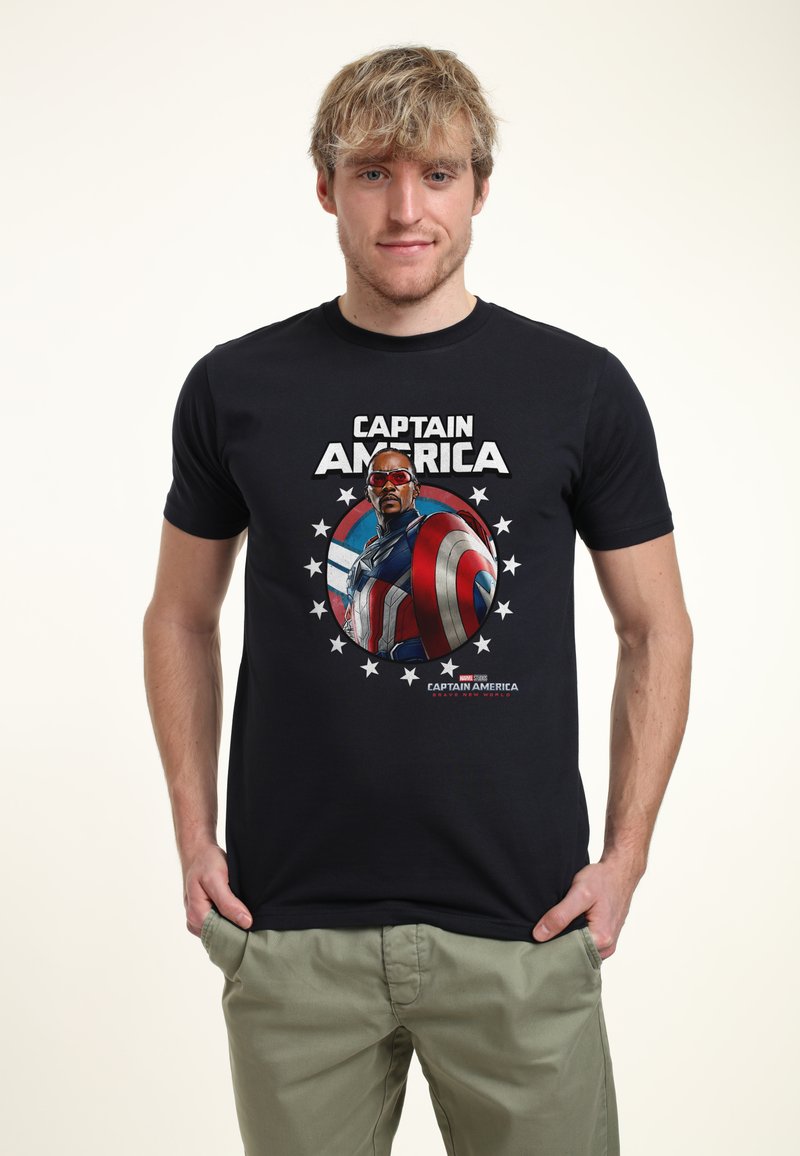 Camiseta de algodón negra con un gráfico colorido de Capitán América, con acentos circulares y estrellas. Diseño de cuello redondo y mangas cortas.