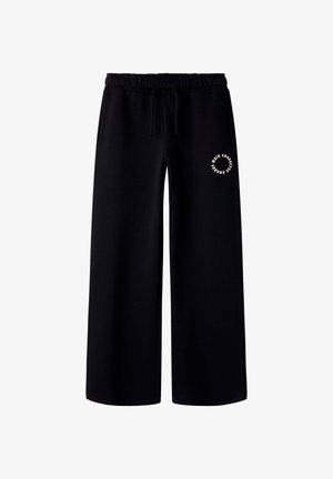 Sorte vidde sweatpants med elastik i taljen og snøre, med et lille hvidt rundt tekstlogo på øverste venstre lår.
