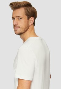 s.Oliver MIT LOGO UND V-AUSSCHNITT - T-Shirt basic - weiß