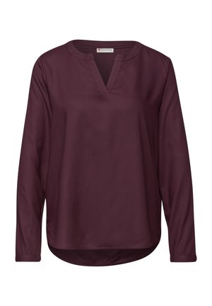 Bordeaux langærmet bluse med V-udskæring. Blød, glat stof, let buet kant og knaplukninger ved håndleddene. Ingen mønstre eller yderligere accenter.