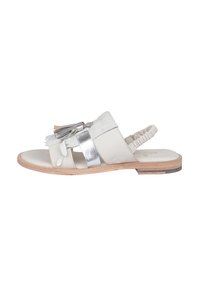 Sandal light beige con accenti metallici argento, dettagli in frange e una fascia posteriore imbottita. Suola piatta in legno con una finitura liscia.