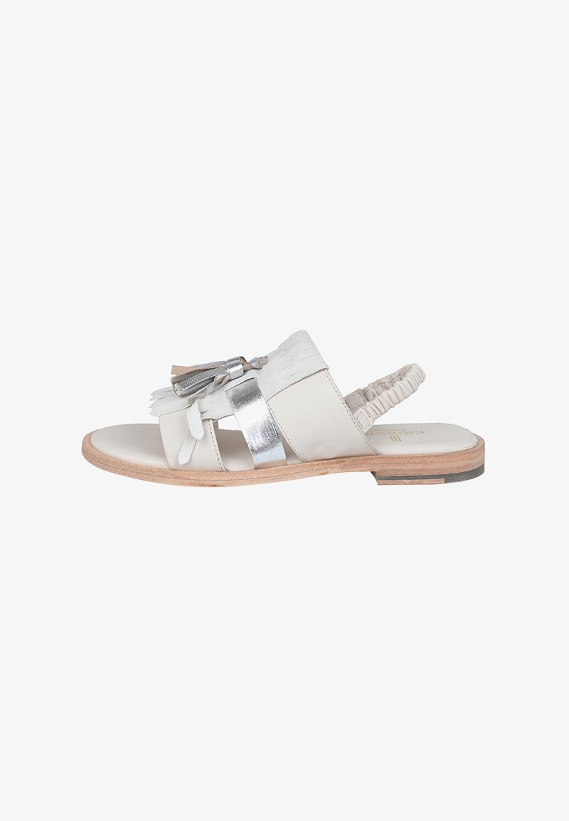 Lys beige sandal med metallic sølv detaljer, frynseelementer og en polstret bagrem. Flad, træsål med en glat finish.