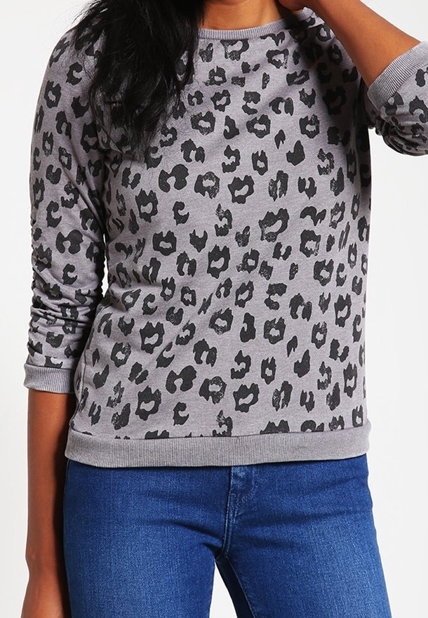 Sudadera gris con diseño de estampado de leopardo en negro. Mangas largas con puños y dobladillo acanalados. Textura suave, corte relajado.