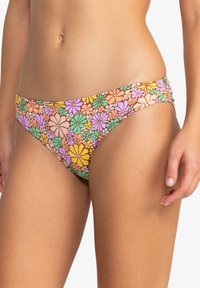 Shorts de bain en bikini avec un motif floral multicolore sur un fond brun clair. Présente un design froncé sur les côtés et un matériau doux.