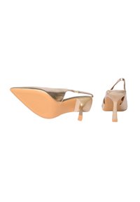 Décolleté slingback oro metallizzato con punta affusolata, tacco leggero e suola testurizzata. La parte posteriore presenta una sottile cinturina per una vestibilità sicura.