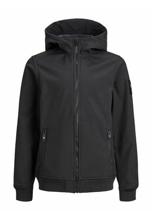 Personne portant un sweat à capuche noir zippé, un t-shirt noir, un pantalon cargo en denim bleu clair et des baskets noires avec des lacets et des semelles blanches.