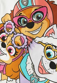 Ilustracja w stylu kreskówkowym przedstawiająca trzy psy z dużymi, wyrazistymi oczami, noszące kolorowe okulary i dodatki na białym tle.