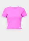 CROP TEE - T-shirts - magenta