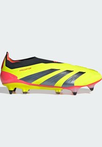 Crampons de football jaunes vifs avec des rayures noires et argentées, tige texturée, col ajusté et accents colorés en rouge et rose.