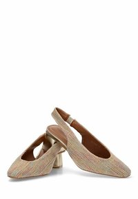 Zapatos slingback texturizados y multicolores con punta cuadrada y un bajo tacón metálico, con una parte superior de tela trenzada y una plantilla de cuero suave.