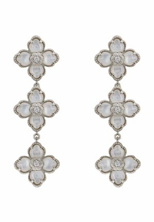 Hängende silberne Ohrringe mit drei verbundenen vierblättrigen Blumenformen, jedes Blatt aus weißem, perlenähnlichem Material und in der Mitte mit kleinen klaren Steinen verziert.