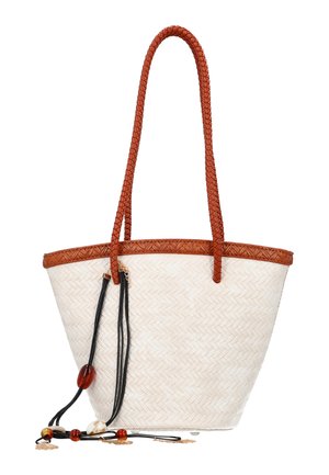 Hvid vævet taske med brune flettede håndtag og sorte kvaster pyntet med rav og skaller.