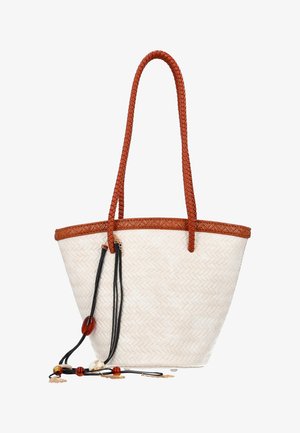 Witte geweven draagtas met bruine gevlochten handvatten en zwarte tassels, versierd met barnsteen- en schelpenkralen.