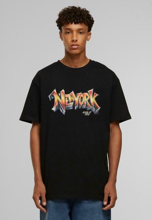 Sort bomulds t-shirt med farverig "NEW YORK" grafisk tekst i en fed skrifttype, med en afslappet pasform og korte ærmer.
