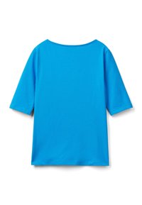 Modré tričko s kulatým výstřihem a tříčtvrtečními rukávy, vyrobené z měkké látky, s jednoduchým designem a volným střihem. Bez viditelných vzorů nebo zdobení.