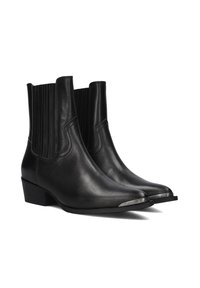 Zwarte leren enkellaarzen met elastische zijpanelen, spitse neus, lage blokhak en metalen tenenaccenten. Gladde textuur en slank ontwerp.