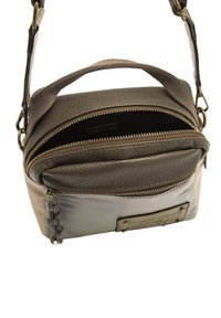 Borsa a tracolla in pelle marrone con finitura testurizzata, due scomparti con zip e un'accattivante treccia, dotata di tracolla removibile e zip dorate.