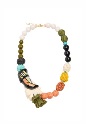 Naszyjnik z wielokolorowymi koralikami i teksturowanymi kulami, z rzeźbionym wisiorkiem w kształcie tukana z dołączonymi materiałowymi frędzlami.