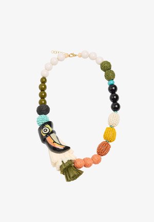 Naszyjnik z wielokolorowymi koralikami i teksturowanymi kulami, z rzeźbionym wisiorkiem w kształcie tukana z dołączonymi materiałowymi frędzlami.