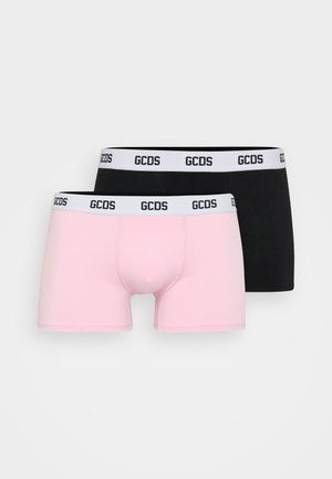 Due coppie di boxer in due colori: una rosa chiaro e l'altra nera, con un cinturino bianco che presenta il logo "GCDS".