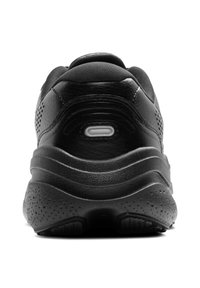 Zwarte sportschoenen met een gestructureerd leren bovenwerk, een gevoerde hak en een gelaagde rubberen zool. Beschikt over geventileerde gedeelten en een minimalistisch ontwerp.