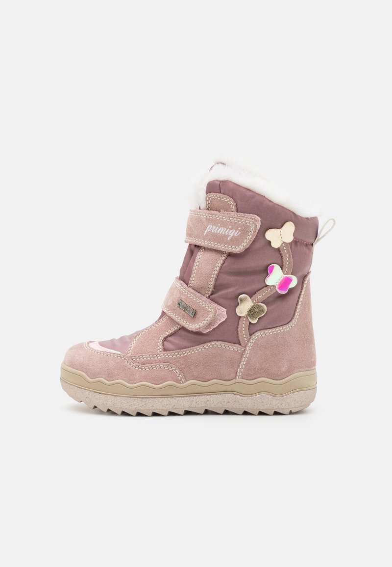 Stivale rosa per bambini con un upper in suede e tessuto, rivestimento in pelliccia sintetica, cinturini in velcro, suola a zigzag e decorazioni a forma di farfalla.