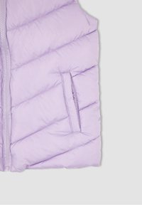 Hellblauer Puffer-Weste mit Zickzack-Quiltmuster, ausgestattet mit einem Reißverschluss und einer Seitentasche, hergestellt aus einem glatten, leichten Stoff.