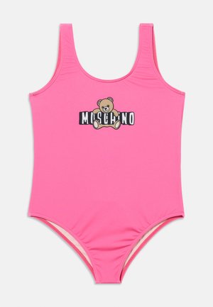 Roza enodelna kopalna obleka s širokimi naramnicami, na prsih je medvedek, ki drži napis "MOSCHINO" v velikih črkah.