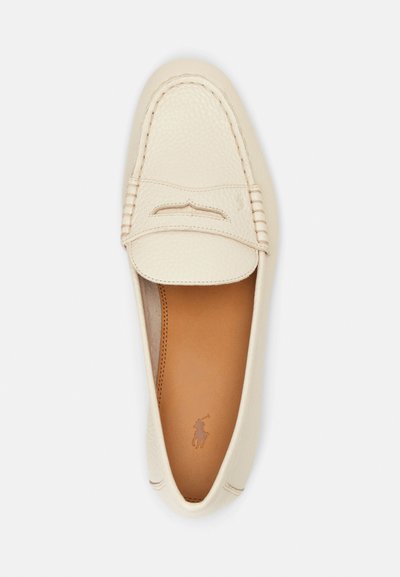 Usnjeni loafers v odtenku off-white z teksturirano površino. Imajo šivano sprednjo stran in rjavo notranjost z odtisnjenim logotipom.