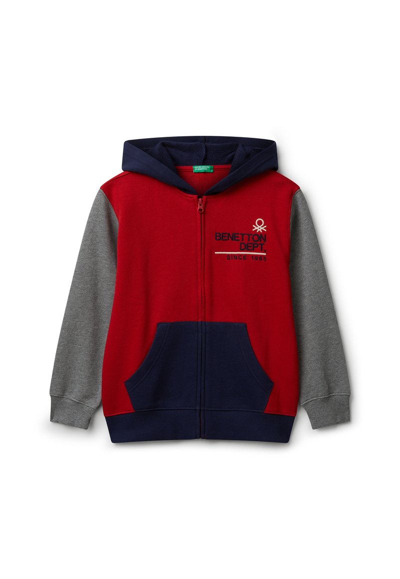 Červená a šedá zipová mikina s kapucí s námořnickým modrým akcentem. Obsahuje přední kapsu, nastavovací kapuci a vyšitý logo "BENETTON DEPT.".