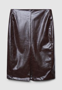 Mini-jupe en cuir marron présentant une texture lisse, une coupe droite, un léger éclat et une fente centrale à l'avant. Finition d'ourlet propre.