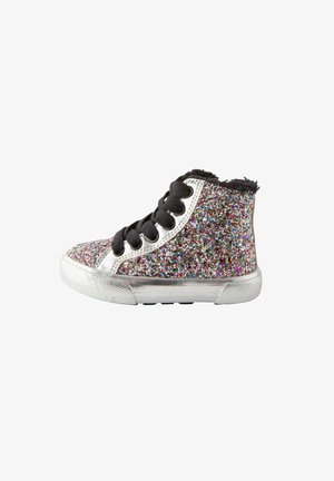Zapatillas altas con brillo y parte superior multicolor brillante, acentos plateados, cordones negros y un cuello negro acolchado. Suela de goma texturizada.