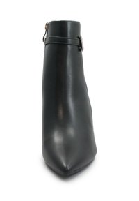Stivale alla caviglia in pelle nera con punta affusolata e silhouette slim. Presenta una cerniera laterale e un piccolo dettaglio a cinturino alla caviglia. Texture liscia.